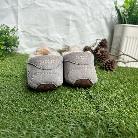 UGG🍁🍂 Ansley Water Resistant Slipper Light Grey Suede
Women size 7 gently used - Picture 7 of 16